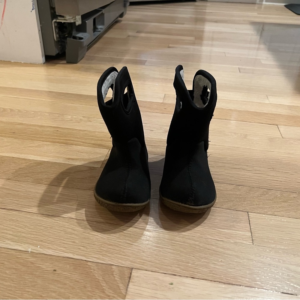Barely worn, excellent condition BOGS